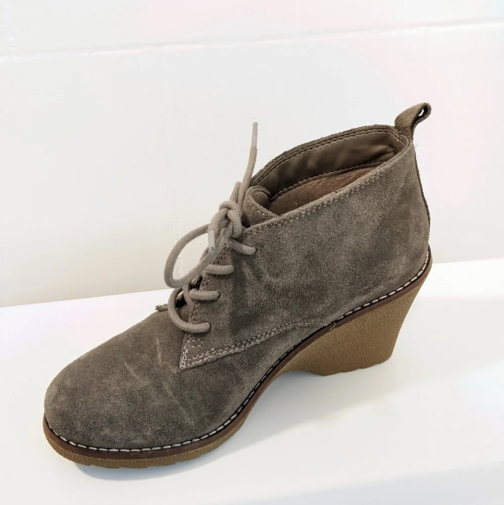 Suede wedges by White mountain